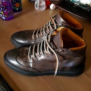 Men's Gino-b boots..... 42 in size and authentic as well.  Very pleasant.